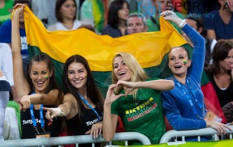Ευρωμπάσκετ 2013: Η Κατερίνα και οι φίλες της… (video+photos)