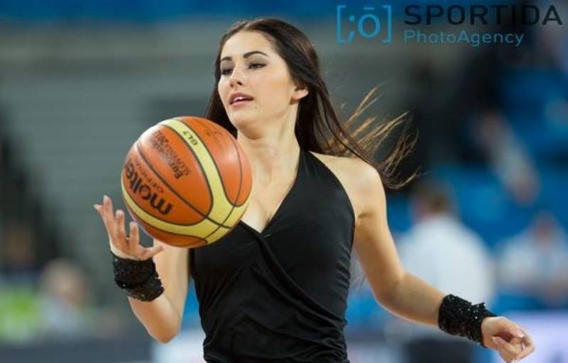 Ευρωμπάσκετ 2013: Παίζουν… μπάσκετ και οι τσιρλίντερ (photos)
