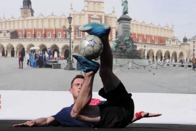 O καλύτερος freestyler ποδοσφαιριστής! (photos+videos)