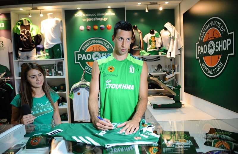 To «ποδαρικό» του Ούκιτς στο ανανεωμένο PAO SHOP (video+photos)