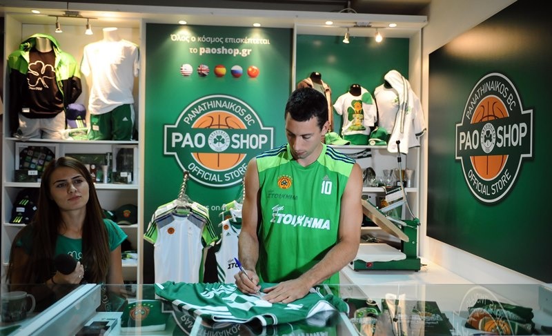 To «ποδαρικό» του Ούκιτς στο ανανεωμένο PAO SHOP (video+photos)