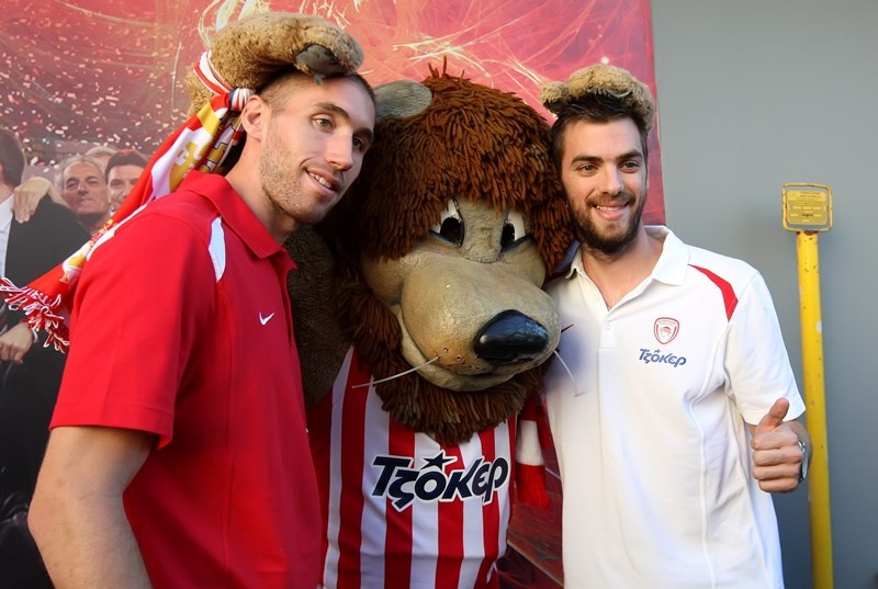 Ολυμπιακός: Οι νέες φανέλες (video+photos)