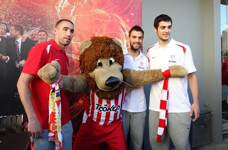 Ολυμπιακός: Οι νέες φανέλες (video+photos)