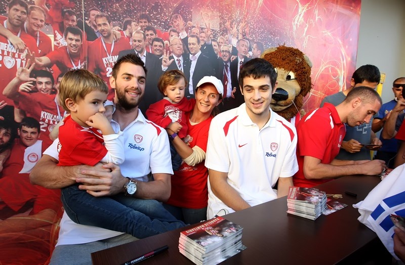 Ολυμπιακός: Οι νέες φανέλες (video+photos)