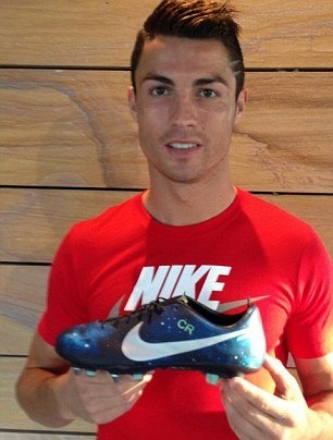 Ρεάλ Μαδρίτης: Τα… συμπαντικά παπούτσια του Ρονάλντο (photos+video)