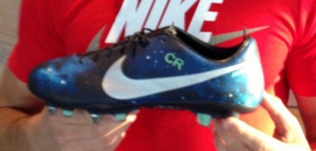 Ρεάλ Μαδρίτης: Τα… συμπαντικά παπούτσια του Ρονάλντο (photos+video)