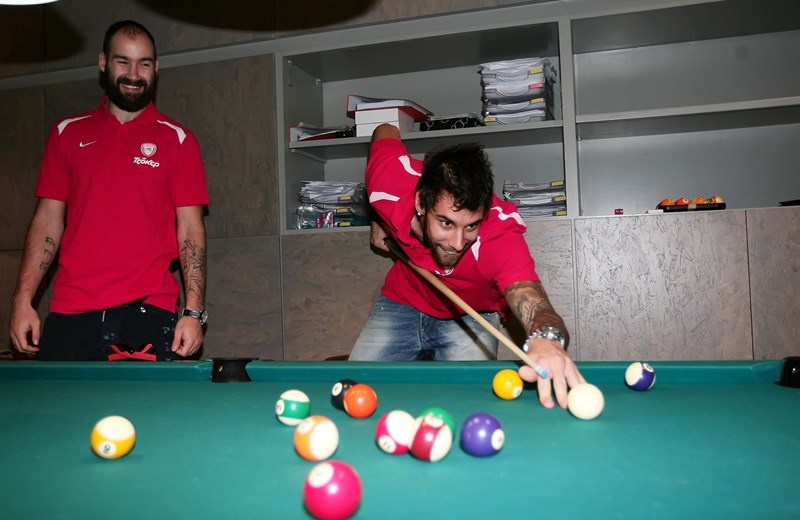 Ολυμπιακός: Άσοι στο μπιλιάρδο! (video+photos)