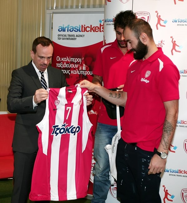 Ολυμπιακός: Αντάλλαξαν δώρα (videos+photos)