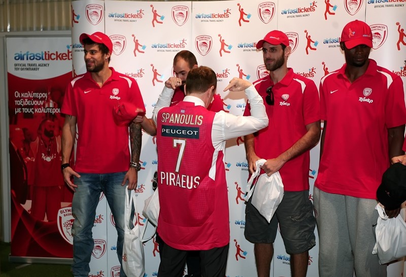 Ολυμπιακός: Αντάλλαξαν δώρα (videos+photos)