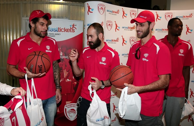 Ολυμπιακός: Αντάλλαξαν δώρα (videos+photos)