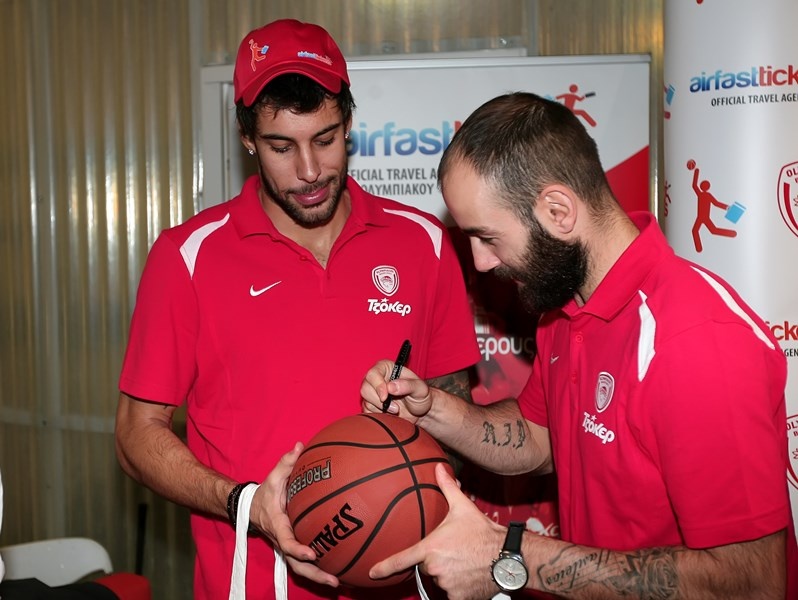 Ολυμπιακός: Αντάλλαξαν δώρα (videos+photos)