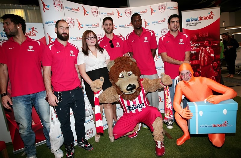 Ολυμπιακός: Αντάλλαξαν δώρα (videos+photos)