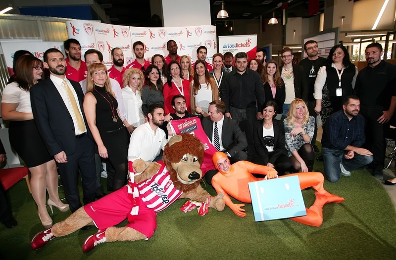 Ολυμπιακός: Αντάλλαξαν δώρα (videos+photos)