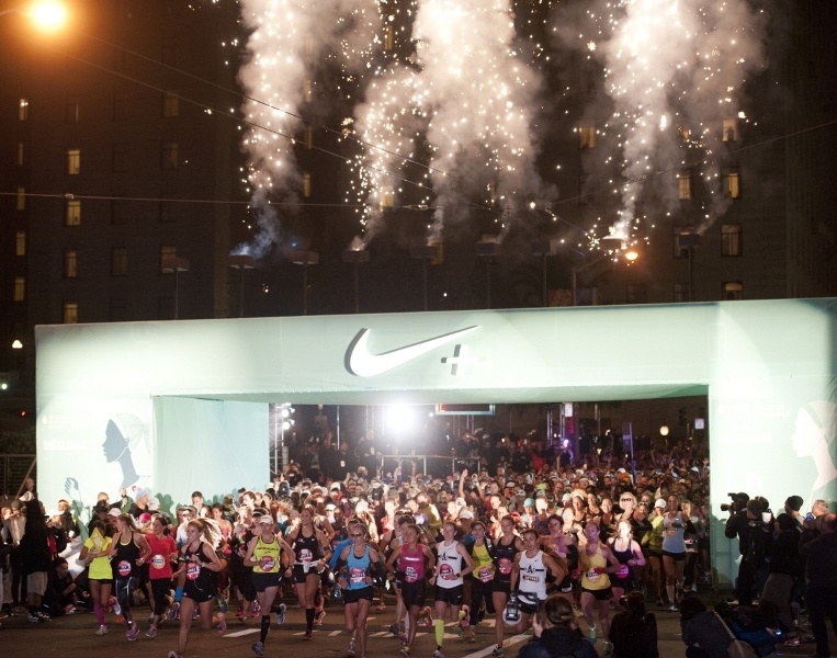 Η Nike τιμά τις γυναίκες αθλήτριες στον 10ο γυναικείο μαραθώνιό της στο San Francisco (photos)