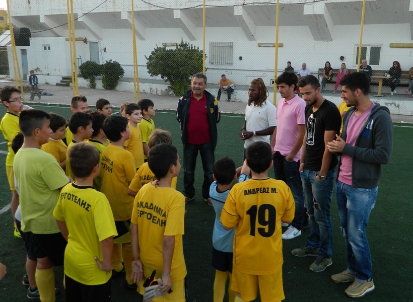 Εργοτέλης: Επίσκεψη παικτών στις ακαδημίες του συλλόγου (photos)