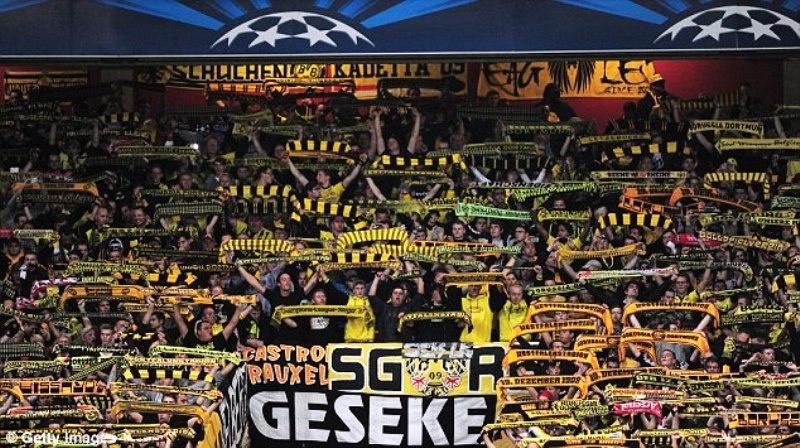 Ρεσιτάλ από τους οπαδούς της Ντόρτμουντ (photos+video)