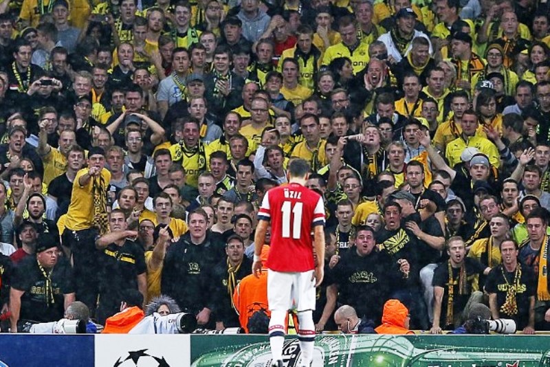 Ρεσιτάλ από τους οπαδούς της Ντόρτμουντ (photos+video)