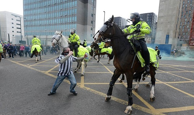 Νιούκαστλ: Φυλακή στον οπαδό που έριξε μπουνιά σε άλογο της αστυνομίας! (photos+video)