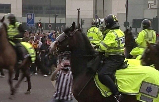 Νιούκαστλ: Φυλακή στον οπαδό που έριξε μπουνιά σε άλογο της αστυνομίας! (photos+video)