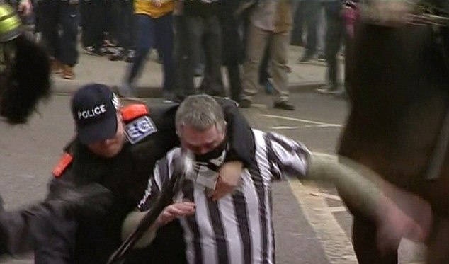 Νιούκαστλ: Φυλακή στον οπαδό που έριξε μπουνιά σε άλογο της αστυνομίας! (photos+video)