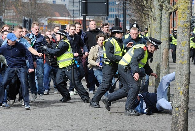 Νιούκαστλ: Φυλακή στον οπαδό που έριξε μπουνιά σε άλογο της αστυνομίας! (photos+video)