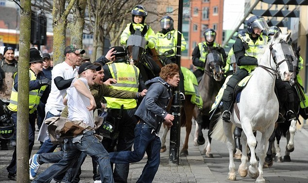 Νιούκαστλ: Φυλακή στον οπαδό που έριξε μπουνιά σε άλογο της αστυνομίας! (photos+video)
