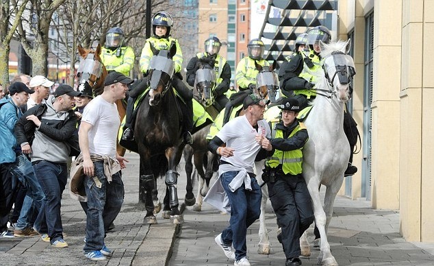 Νιούκαστλ: Φυλακή στον οπαδό που έριξε μπουνιά σε άλογο της αστυνομίας! (photos+video)