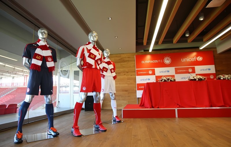 Ολυμπιακός: Η φωτογράφηση με το logo της UNICEF (photos+video)