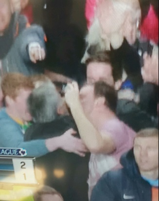 Twitter: Το φιλί στο στόμα στον Μουρίνιο, ο καπνός του Φέτελ και το… μωρό του Φάμπρεγας (photos)