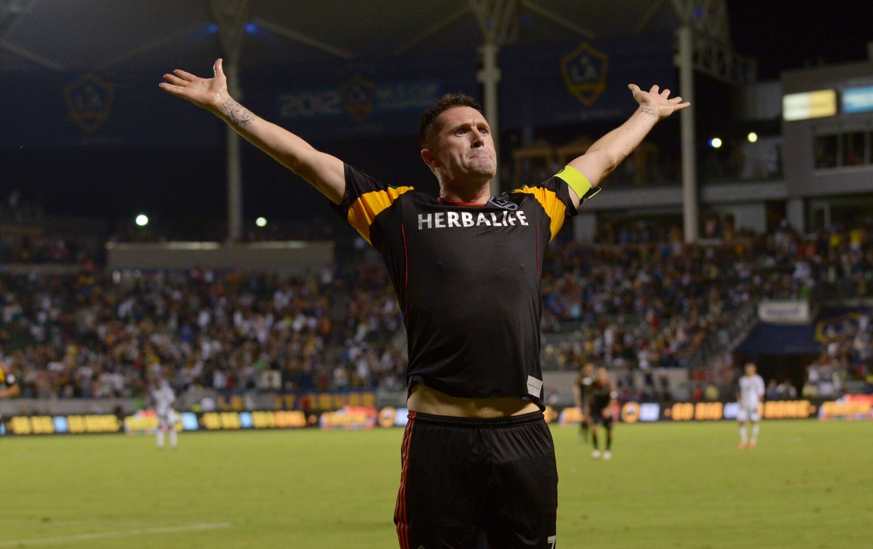 Twitter: Το φιλί στο στόμα στον Μουρίνιο, ο καπνός του Φέτελ και το… μωρό του Φάμπρεγας (photos)