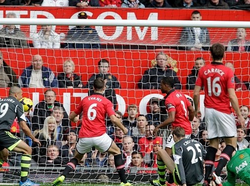 Μάντσεστερ Γιουνάιτεντ: «Βρικολάκιασε» ο φαν Πέρσι! (photos+videos)