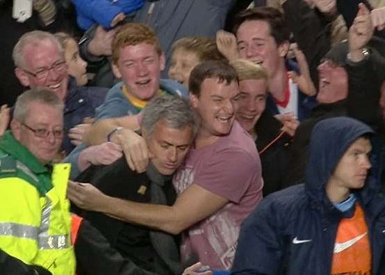 Τσέλσι: Τα ντοκουμέντα του καυτού φιλιού στον Μουρίνιο! (photos+videos)