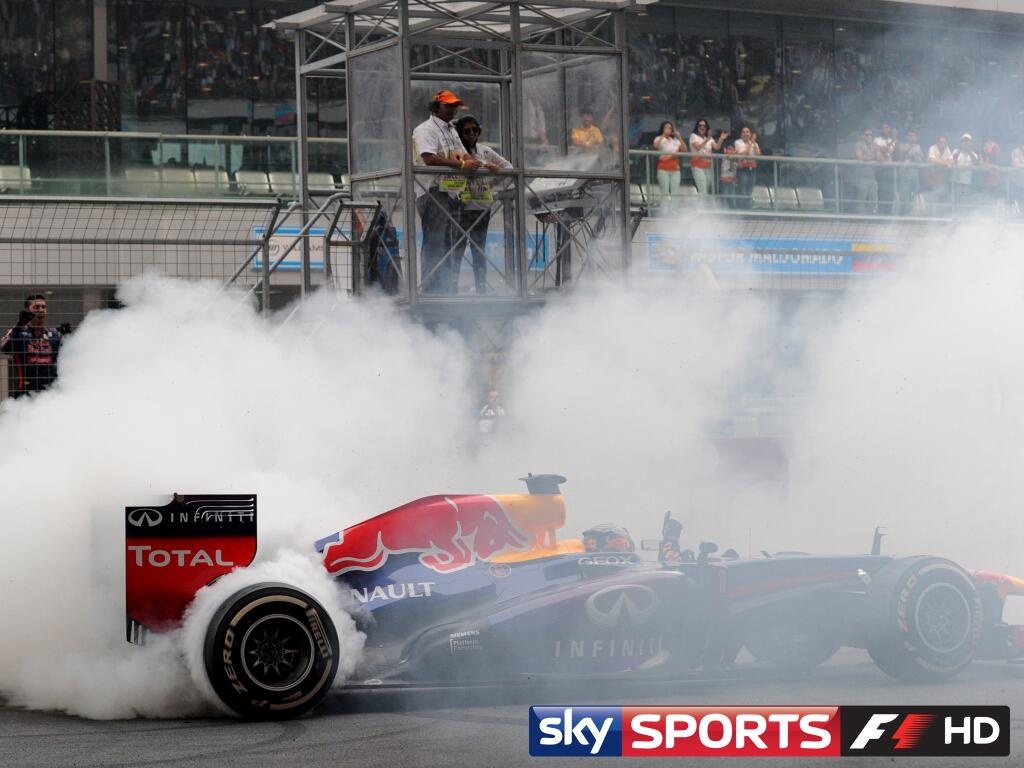 Twitter: Το φιλί στο στόμα στον Μουρίνιο, ο καπνός του Φέτελ και το… μωρό του Φάμπρεγας (photos)