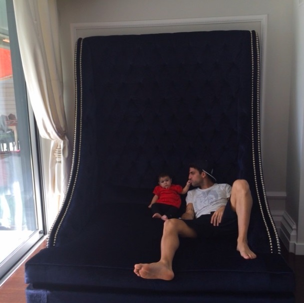 Twitter: Το φιλί στο στόμα στον Μουρίνιο, ο καπνός του Φέτελ και το… μωρό του Φάμπρεγας (photos)