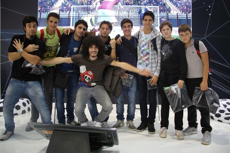 Twitter: Το φιλί στο στόμα στον Μουρίνιο, ο καπνός του Φέτελ και το… μωρό του Φάμπρεγας (photos)