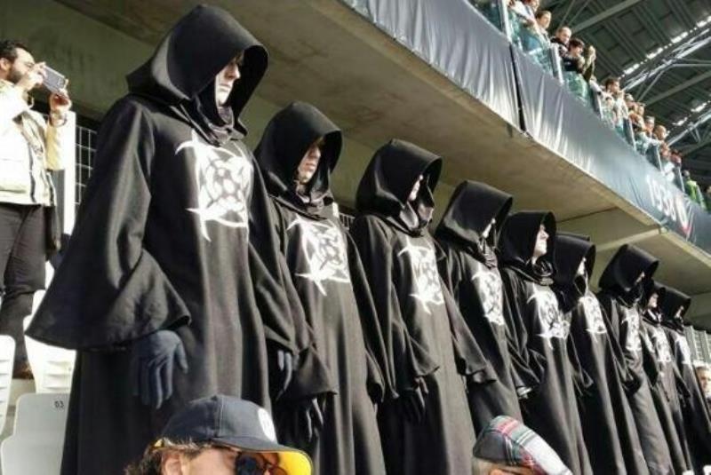 Δείτε βίντεο με τους... μαυροφορεμένους άνδρες του ποδοσφαίρου (photos+videos)