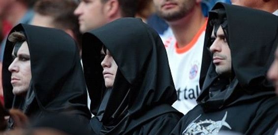 Δείτε βίντεο με τους... μαυροφορεμένους άνδρες του ποδοσφαίρου (photos+videos)