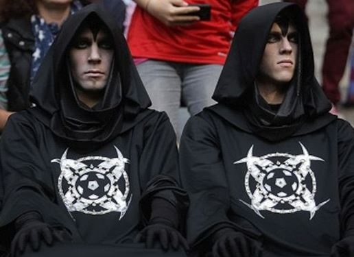 Δείτε βίντεο με τους... μαυροφορεμένους άνδρες του ποδοσφαίρου (photos+videos)