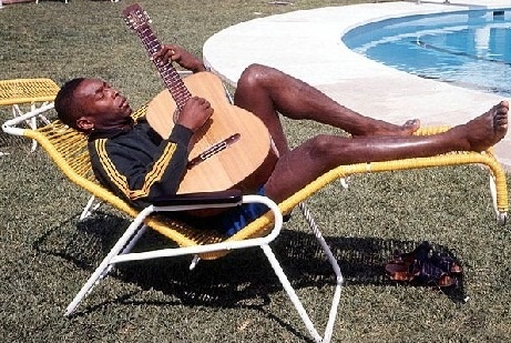 Ποτέ δεν είναι αργά… για τον Πελέ και την κιθάρα του! (photos+video)