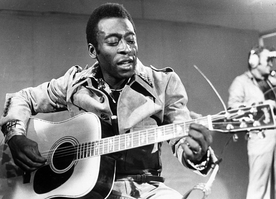 Ποτέ δεν είναι αργά… για τον Πελέ και την κιθάρα του! (photos+video)