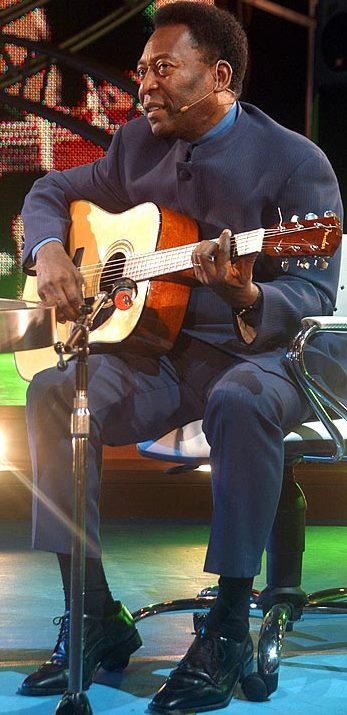 Ποτέ δεν είναι αργά… για τον Πελέ και την κιθάρα του! (photos+video)