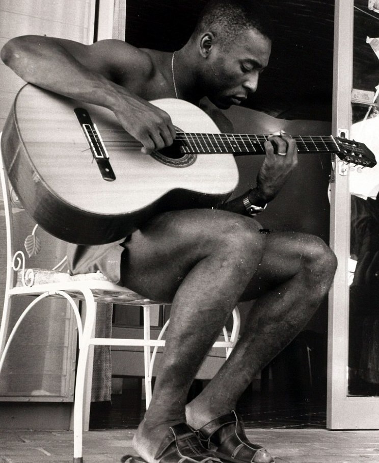 Ποτέ δεν είναι αργά… για τον Πελέ και την κιθάρα του! (photos+video)