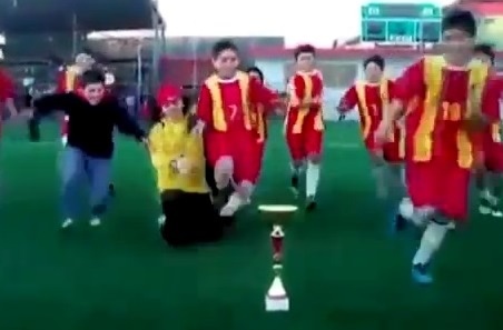 Χιλή: Μικροί ποδοσφαιριστές κατέστρεψαν το τρόπαιο! (photos+video)