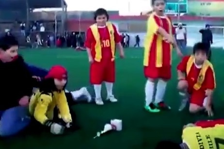 Χιλή: Μικροί ποδοσφαιριστές κατέστρεψαν το τρόπαιο! (photos+video)