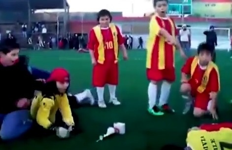 Χιλή: Μικροί ποδοσφαιριστές κατέστρεψαν το τρόπαιο! (photos+video)