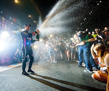 Ρεντ Μπουλ: Αντί να πανηγυρίζει… μετακομίζει ο Φέτελ! (photos+video)