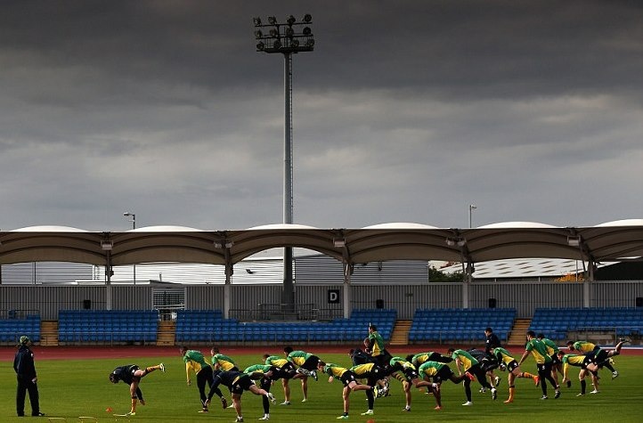 Ο χοντρός φίλαθλος που τα… πέταξε έξω και η… τούμπα του αλόγου (photos)