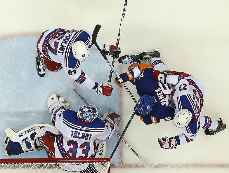 Ο χοντρός φίλαθλος που τα… πέταξε έξω και η… τούμπα του αλόγου (photos)