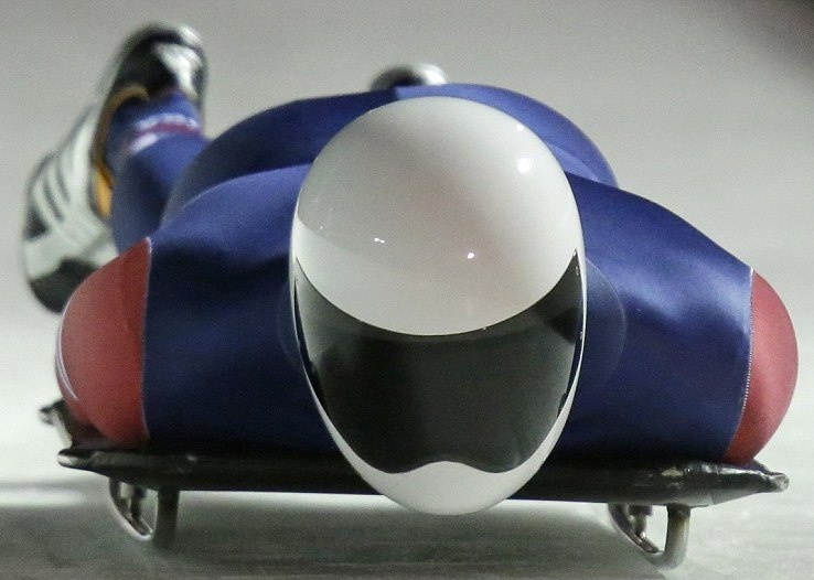 Ο χοντρός φίλαθλος που τα… πέταξε έξω και η… τούμπα του αλόγου (photos)