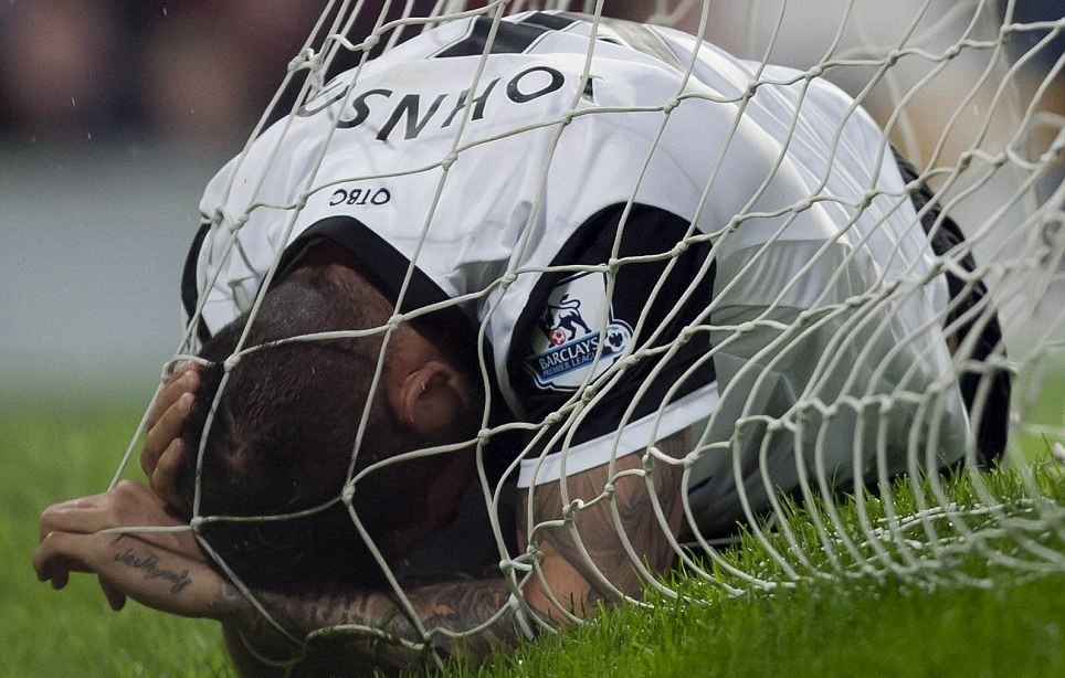 Ο χοντρός φίλαθλος που τα… πέταξε έξω και η… τούμπα του αλόγου (photos)